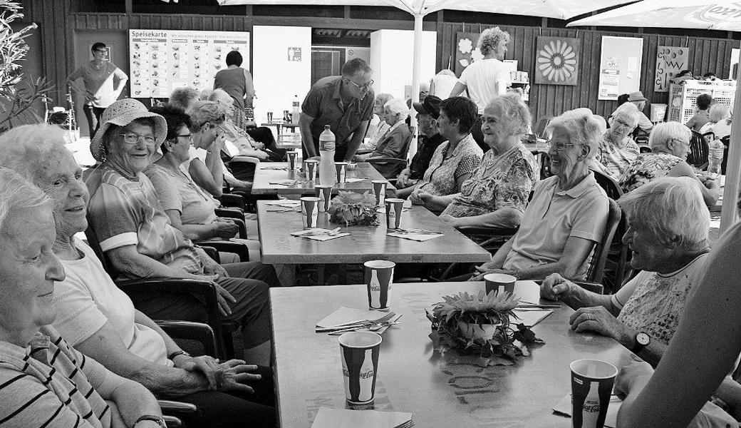 Den Bewohnerinnen und Bewohnern des Altersheims Feldhof wurde in der Badi Oberriet ein feines Mittagessen serviert. Bild: pd