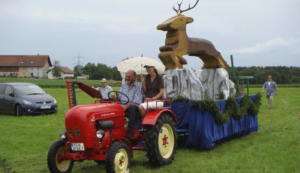 Die Musikgesellschaft Rüthi organisiert anlässlich des Gemeindejubiläums «Rüthi 1200» einen Festumzug. Hier im Bild der Hirschensprung-Umzugswagen der Rüthner Musikanten anlässlich eines Festumzugs in der Partnergemeinde Wolfegg (D).