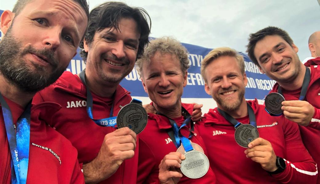 Marcel Schuster (Zweiter von links) freut sich mit seinem Team über die Silbermedaille.