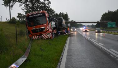 Geplatzter Reifen: Lastwagen prallt in Leitplanke