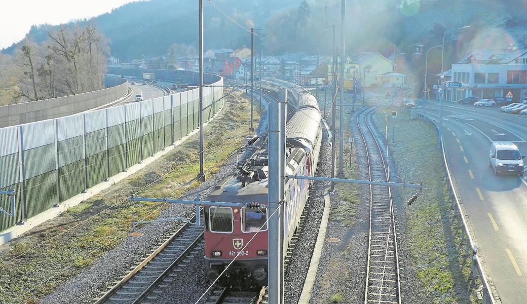 Anwohner im Nebengraben glauben, dass seit dem Bau der Schutzwand der Lärm von Bahn und Kantonsstrasse viel besser zu hören ist.