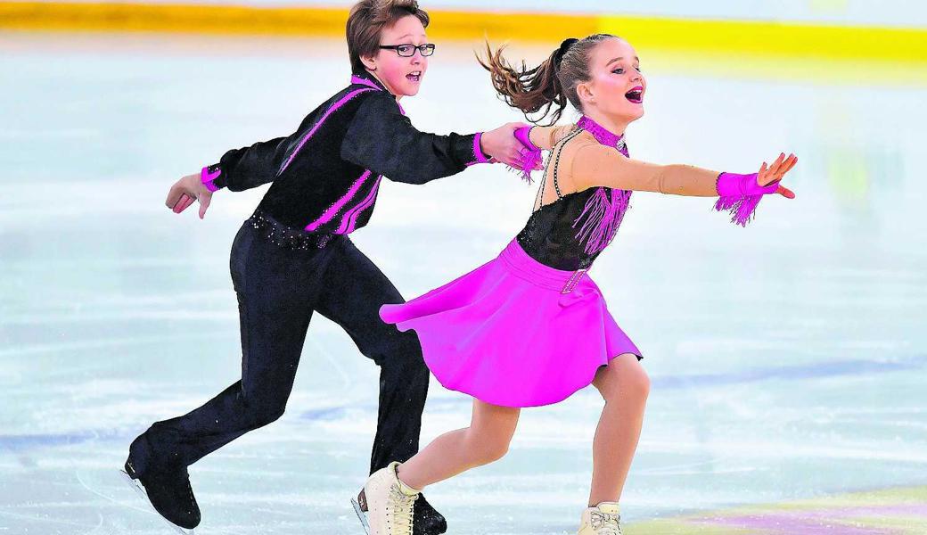 Zum dritten Mal Schweizer Nachwuchsmeister im Eistanz: Lorena Koller und Timon Suhner beim hoch bewerteten Kürvortrag in Biel. 