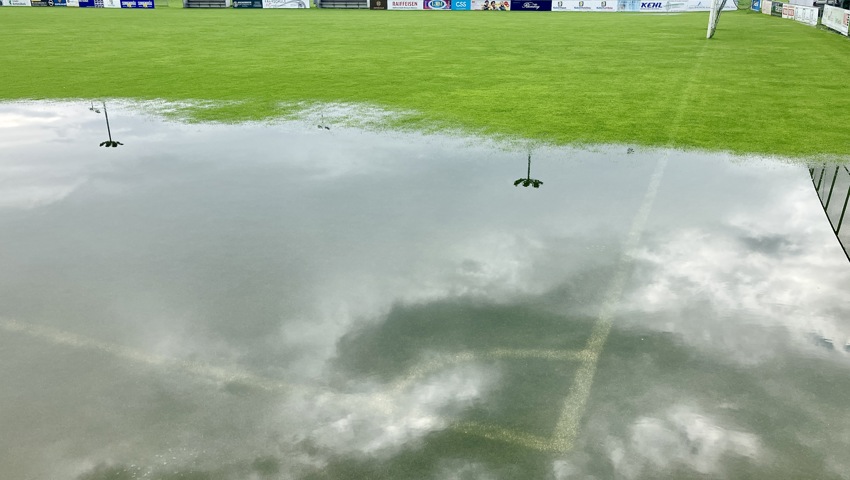 Der starke Regen setzt Felder unter Wasser und lässt Flüsse anschwellen