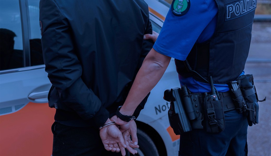 19-Jähriger bricht Kasse auf: Polizei- und Zollbeamte haben ihn auf frischer Tat ertappt