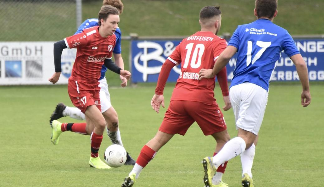 Rheinecks Dario Reifler treibt den Ball im Mittelfeld voran. Die Schuster-Elf holte in Widnau ebenso den vierten Punkt wie der direkte Gegner.