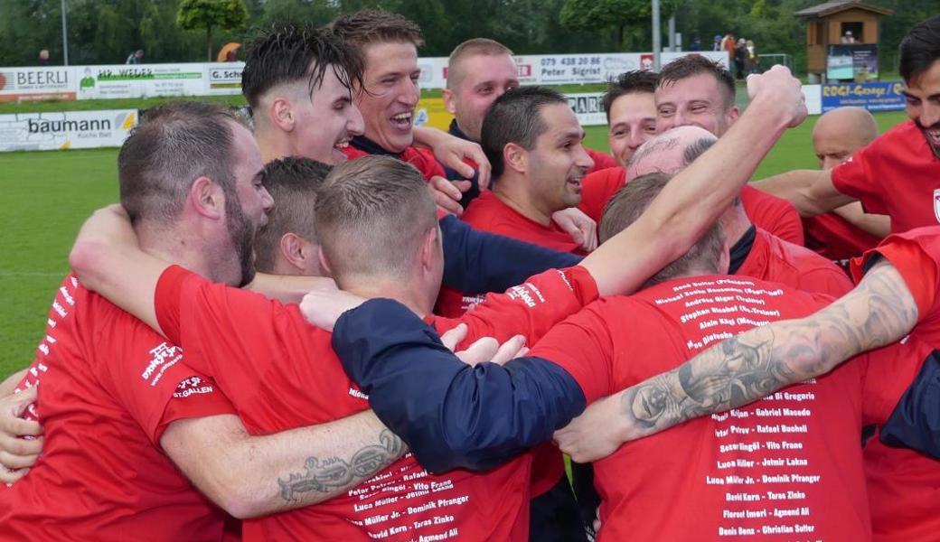 Nach 50 Jahren in der 3. Liga feiern die Rheinecker den ersten Aufstieg in die höchste Regionalliga.