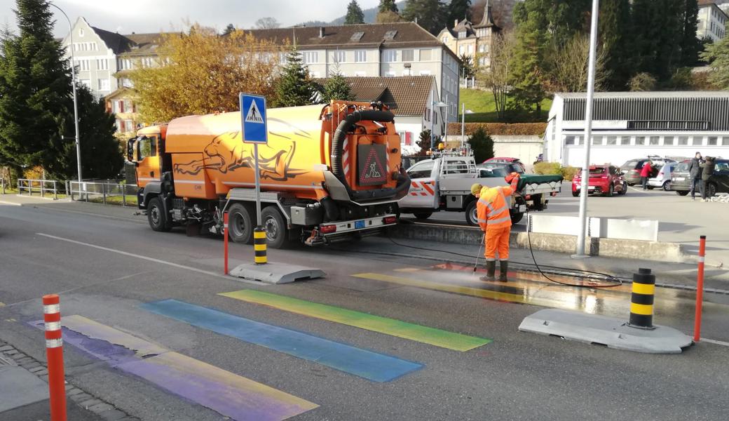 Am Mittwoch, kurz nach dem Mittag, waren Mitarbeiter des Strassenkreisinspektorats beim Rebster Markt im Einsatz. Sie entfernten die Regenbogenfarben des Fussgängerstreifens. 