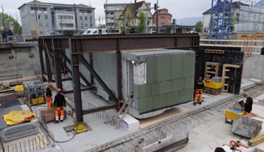 Erfolgreiche Absenkung der Swisscom-Zentrale: Ein wichtiger Schritt für die Zentrumsentwicklung Erfolgreiche Absenkung der Swisscom-Zentrale: Ein wichtiger Schritt für die Zentrumsentwicklung