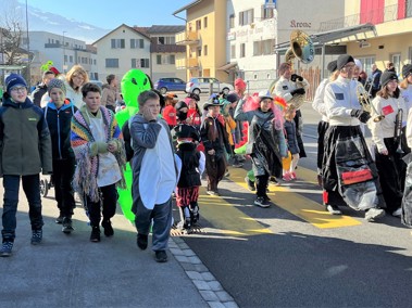 Buntes Fasnachtstreiben bei Sonnenschein: Jugendliche führten den Umzug an