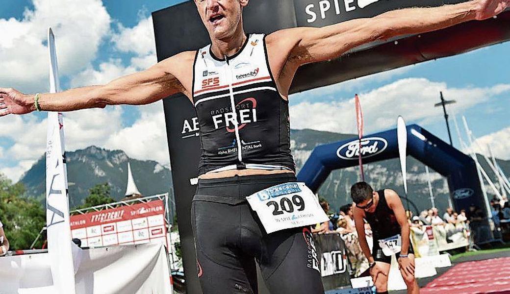 Alexander Schawalder freut sich über seine Bronzemedaille an den Schweizer Meisterschaften, die sich der Widnauer Triathlet hart erkämpfen musste. 