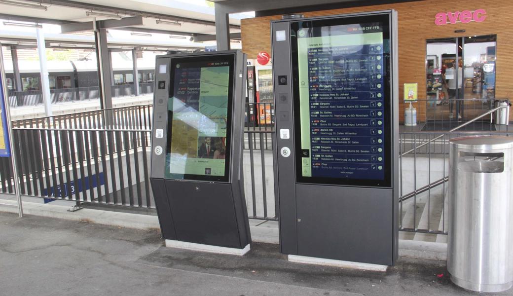 Die neuen Displays am Altstätter Bahnhof sehen verschieden aus, können aber dasselbe. 