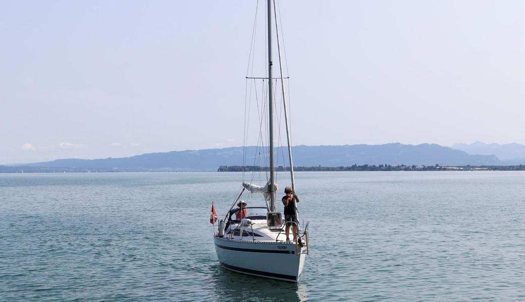 Die Saison ist noch nicht vorbei: Ein Segelschiff steuert auf den Hafen Rietli in Goldach zu. 