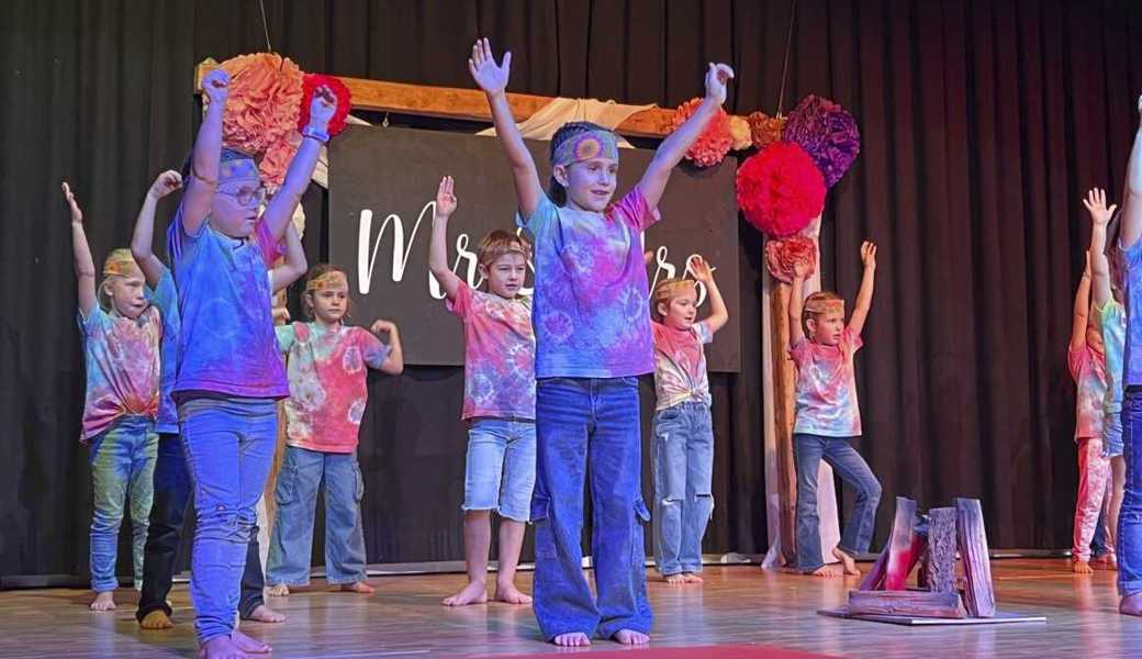 Bei der Aufführung des Turnvereins Lüchingen trifft Akrobatik auf Theater