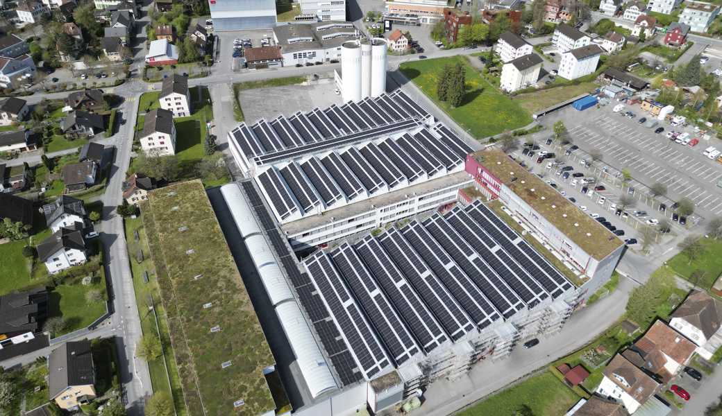 Seit März zieren zahlreiche Solarpanels die Dächer des Gewerbeparks Frame in Altstätten.