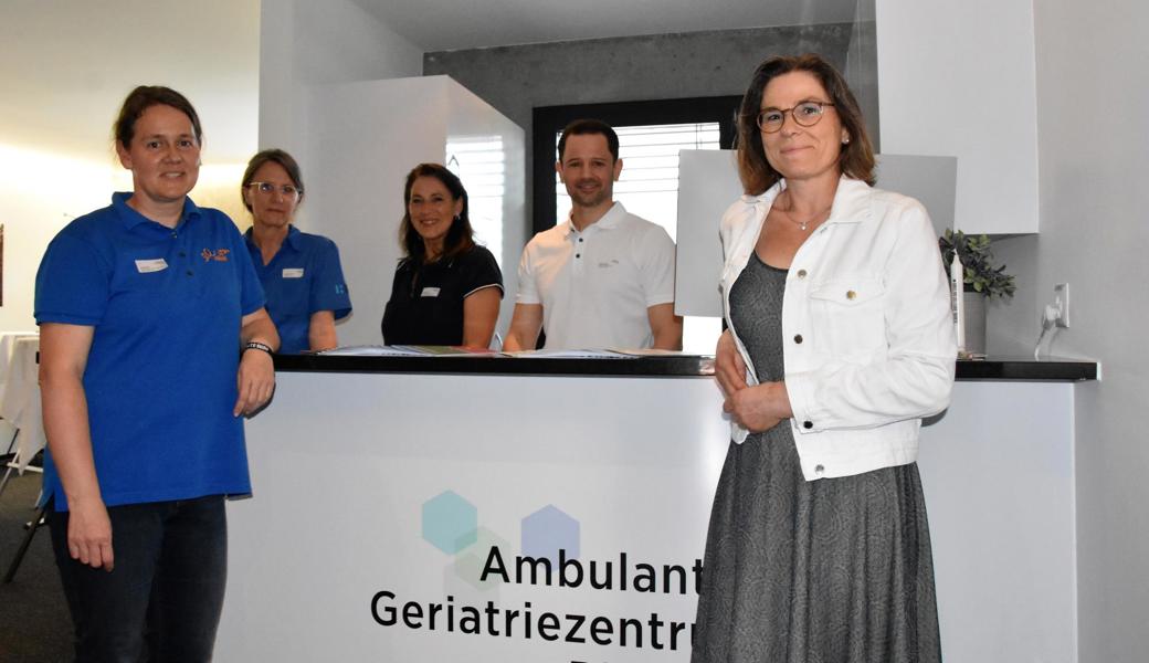 Fünf medizinische Fachbereiche unter einem Dach (von links): Sonja Rocker (Ergotherapeutin), Doris Zeller (Logopädin), Sandra Zeugin (Ernährungsberaterin), Nikolaus Betzler (Physiotherapeut) und Birgit Schwenk (Chefärztin Akutgeriatrie).