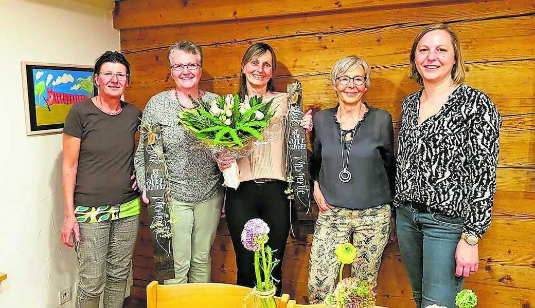 Von links: Agi Hutter (neues Vorstandsmitglied), Judith Zürn (abtretende Präsidentin), Irene Menegola (abtretende Vizepräsidentin), Veronika Baumann (Aktuarin) und Judith Gebert (neues Vorstandsmitglied). Es fehlen die beiden Vorstandsmitglieder Janine Wider und Judith Prentner.