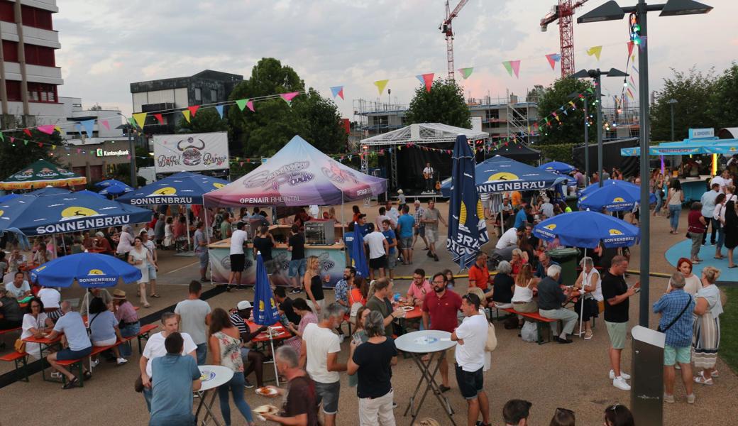 Die Besucherinnen und Besucher des Rheintaler Genusswochenendes liessen den Sommerabend mit leckerem Essen und kühlen Getränken ausklingen.