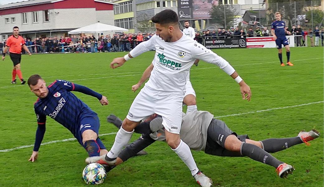 Mergim Osmani (stehend) und seine Au-Bernecker Kollegen hatten ein klares Chancenplus, aber das von Goalie Marco Dietsche und Alessandro Chiarello gehütete Tor war wie vernagelt. 