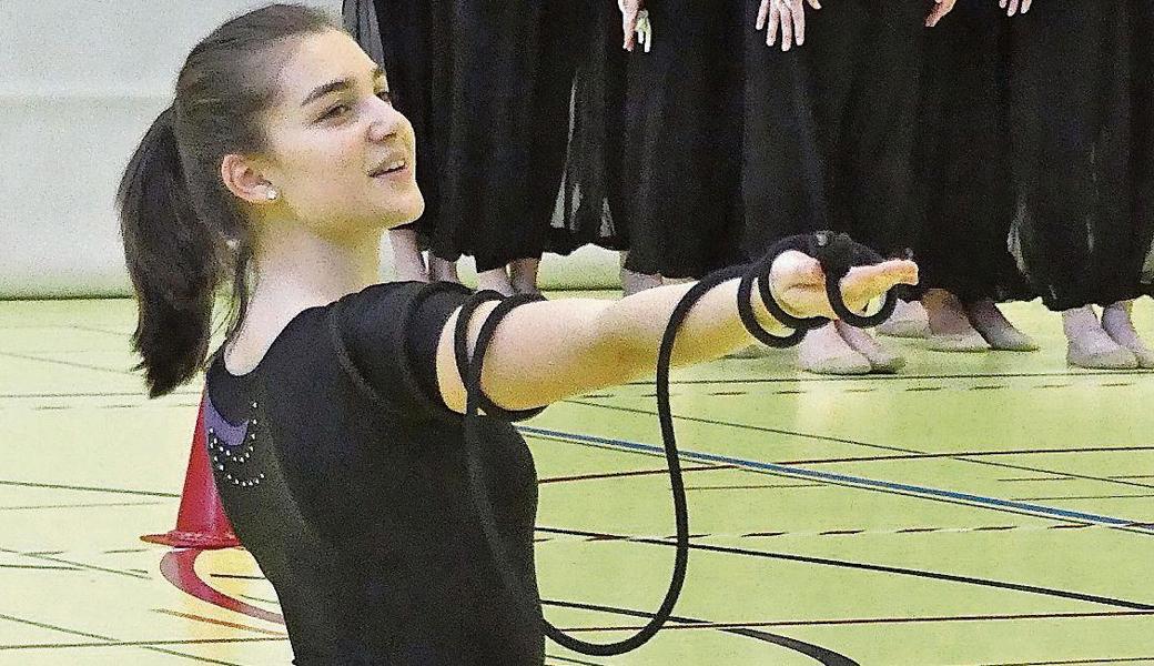 Sabrina Sieber vom STV Balgach, hier mit dem Seil, siegte im Gymnastiktest 5 (dreiteilig).