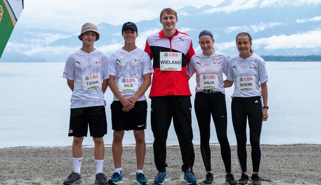 Anja Scherrer (2. v. r.) und weitere Leichtathletik-Talente aus dem Kanton St. Gallen posieren mit U20-Europameister Simon Wieland.