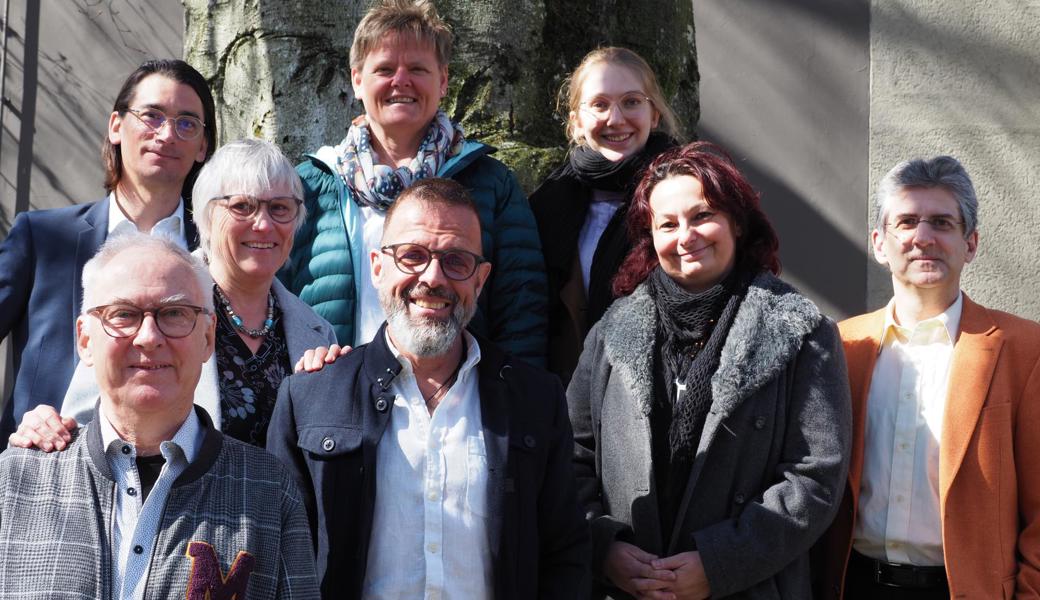 Neu gewählt wurden Pfarrer Marcel Wildi (r.) und Julia Roelli (3. v.r.) in die Synode, Annika Morak-Zellweger (2. v.r.) in die Kirchenvorsteherschaft (Kivo). Die Zurücktretenden: Max Graf (vorne l.) und Patrick Weder (hinten l.) Synode, Marlis Huber (2. v.l.) Religionsunterricht, Daniela Mafli (hinten Mitte) und Matthias Derungs (vorne Mitte), Kivo. Auf dem Bild fehlen Verena Loher, Kivo, und Peter Rietberger, Religionsunterricht. Bild: 