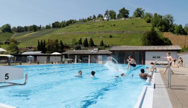 Schulkinder kühlen sich im Schwimmbad Weier in Berneck ab