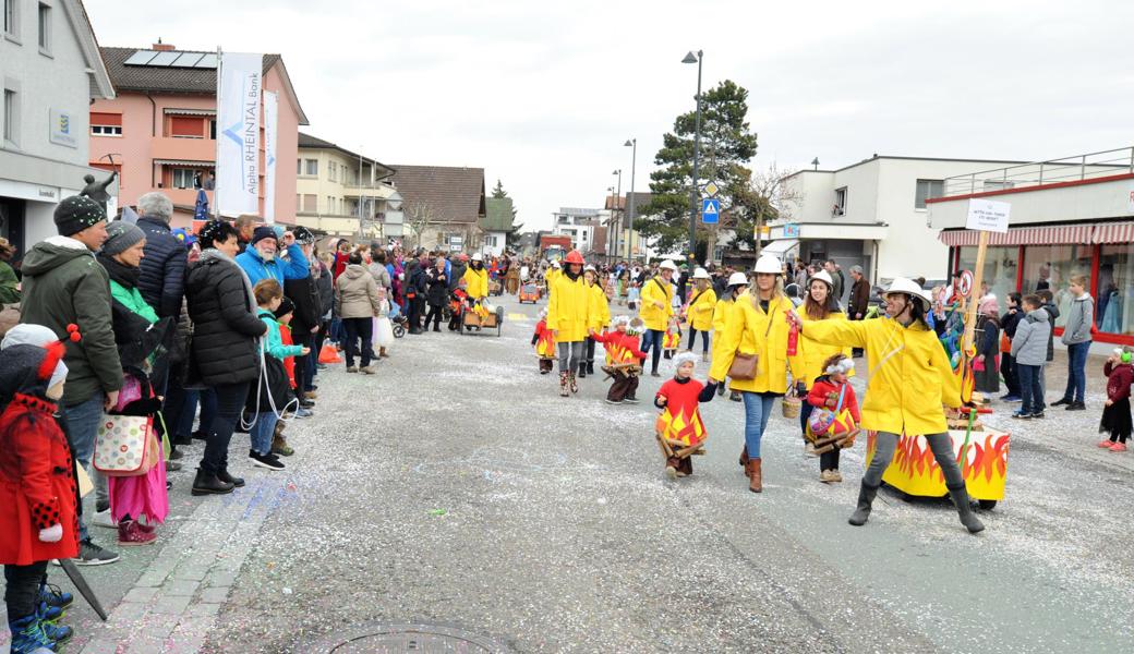 Kleine Feuerchen und grosse Löscherinnen: Die Muki-Turngruppe Oberriet nahm am Umzug in Oberriet das Feuerverbot aufs Korn, das letzten Sommer wegen der Trockenheit verhängt worden ist.