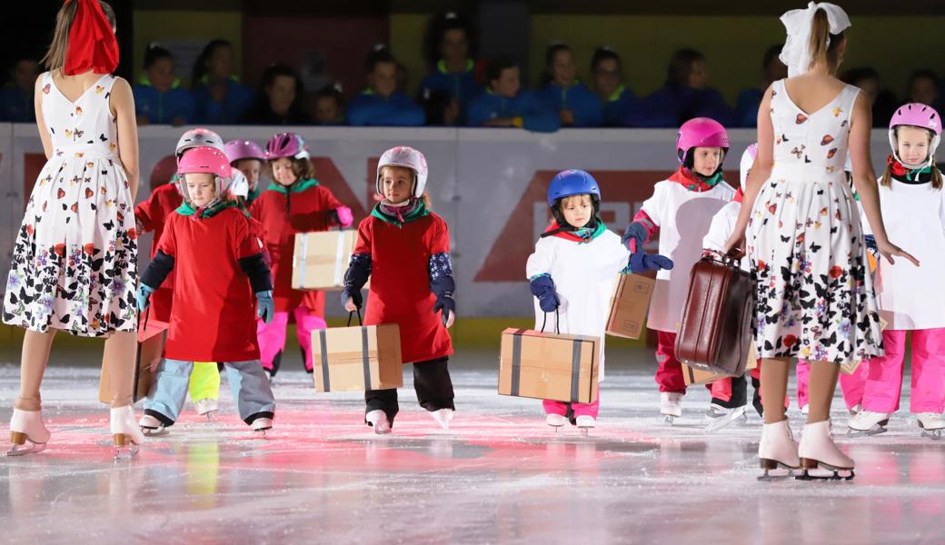 Im Eiskindergarten lernen die Kleinsten das Schlittschuhlaufen auf spielerische Art und Weise.