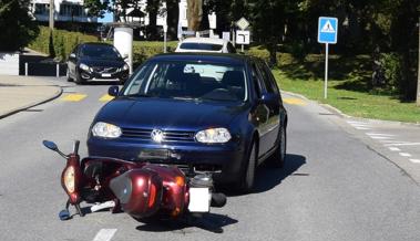 Rollerfahrer stürzt, weil ihn ein Autofahrer übersehen hat