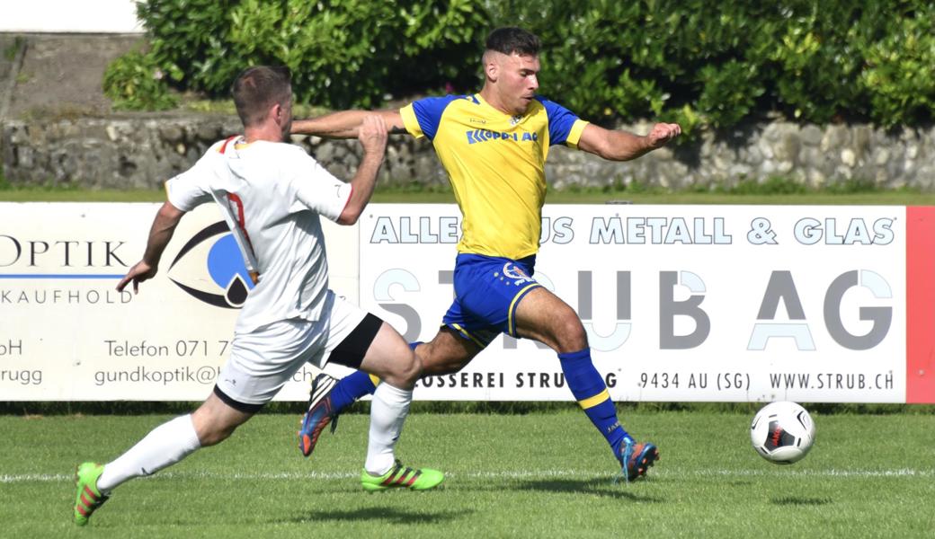 Au-Berneck mit Raoul Marino (rechts) gewann bei Schluein Ilanz mit 2:1.