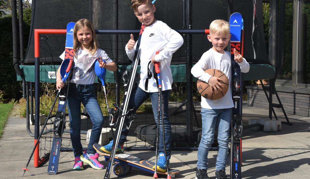 Polysportiv aktiv: Im heimischen Garten in Berneck ist bei Fay, Max und Tom Eggenberger (von links) immer etwas los.