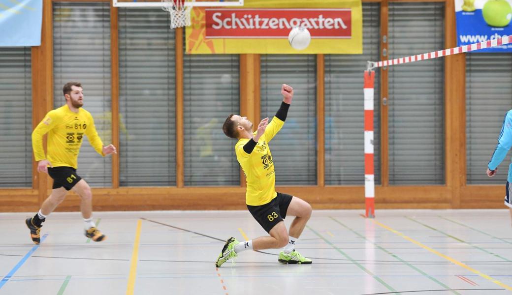 Juliano Fontoura (rechts) legt den Ball für Jan Meier auf.