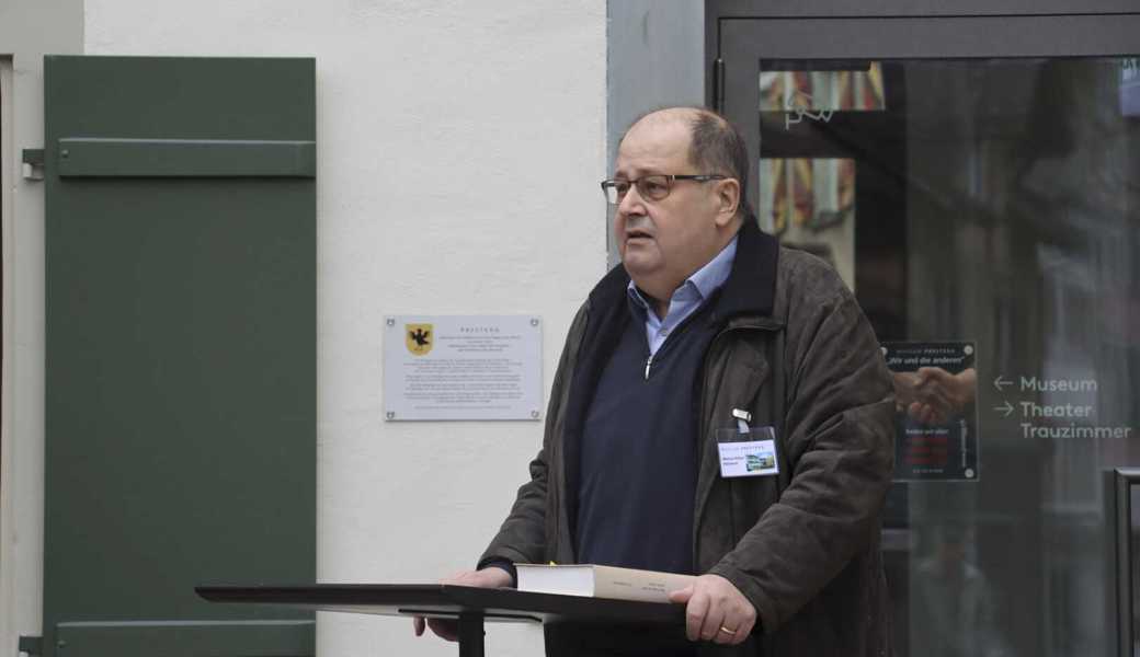 Werner Ritter an der Einweihung der Gedenktafel für Hans Vogler (links) am Eingang des Museums Prestegg.