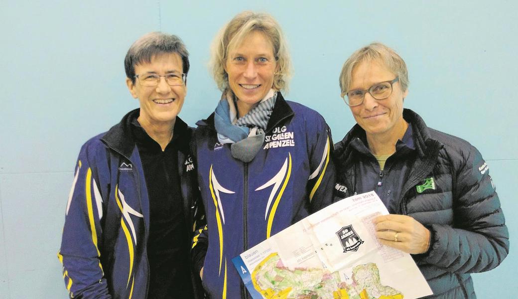 Monika Ammann, Maja Kunz und Judith Tobler (von links) gewinnen die Schweizer Meisterschaft im Team-OL der Seniorinnen mit grossem Vorsprung. 