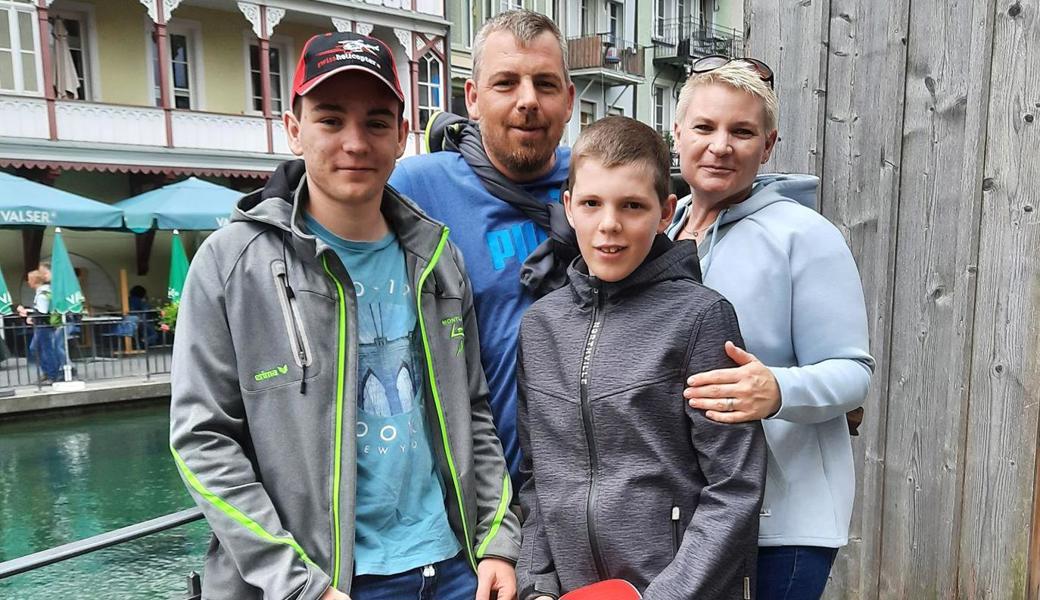 Familie Häsler auf ihrer Grand Tour de Suisse. Hier an der Aare in Thun. 