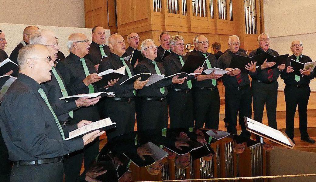 Die Sänger des Männerchors Au Berneck geben ihr Bestes, um das Publikum an den beiden Konzerten auf die Weihnachtszeit einzustimmen.  
