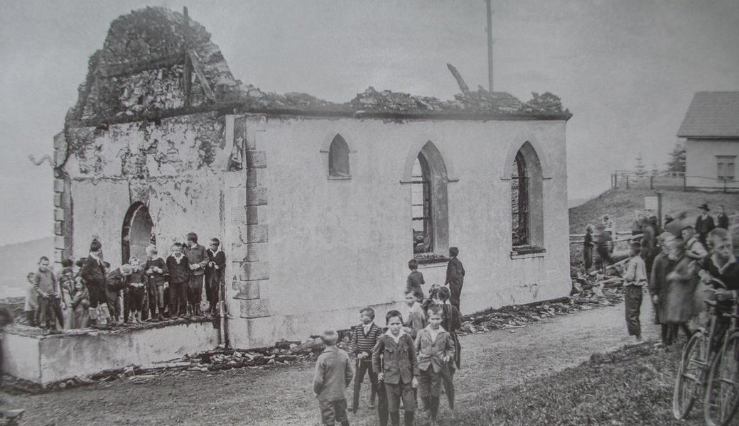 Am Tag nach dem Feuer besuchten zahlreiche Schaulustige den Brandplatz der Kapelle auf dem St. Anton.