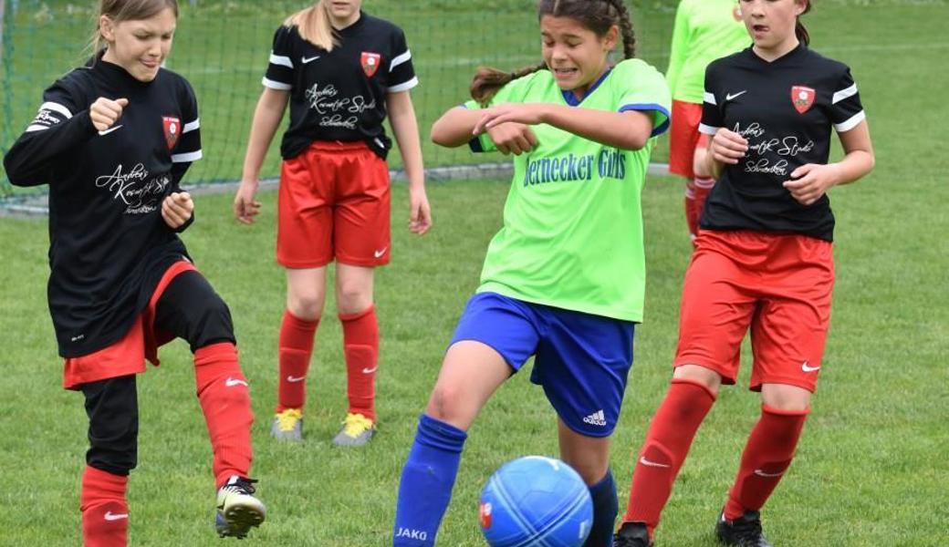 In der Vorschlussrunde verlieren die Bernecker Girls gegen Andwil knapp mit 3:4.