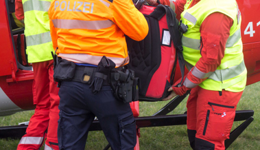 Bub wird bei Tierfütterung zwischen Maschine und Auto eingeklemmt - Rega kommt zum Einsatz