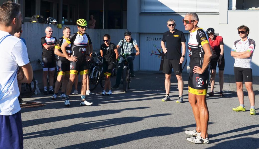 Auch OK-Präsident Alexander Schawalder (Dritter von rechts) war am Rhyathlon-Schnuppertraining dabei.