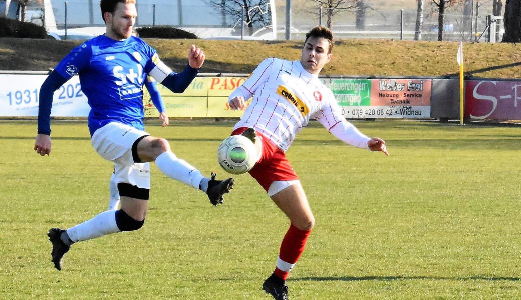 Mittelfeldstratege Daniel Lässer (links) und seine Kollegen starten punktgleich mit Tabellenführer Weesen als Zweitplatzierte in die erste Rückrunde seit Langem.