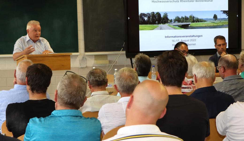 Roland Wälter (v.l.) informierte als Verwaltungsratspräsident des Rheintaler Binnenkanalunternehmens zusammen mit Sascha Weder (Geschäftsführer), Projektleiter Roland Hollenstein und Matthias Kreis von der Melioration der Rheinebene die Bevölkerung über die geplanten Hochwasserschutzmassnahmen. 