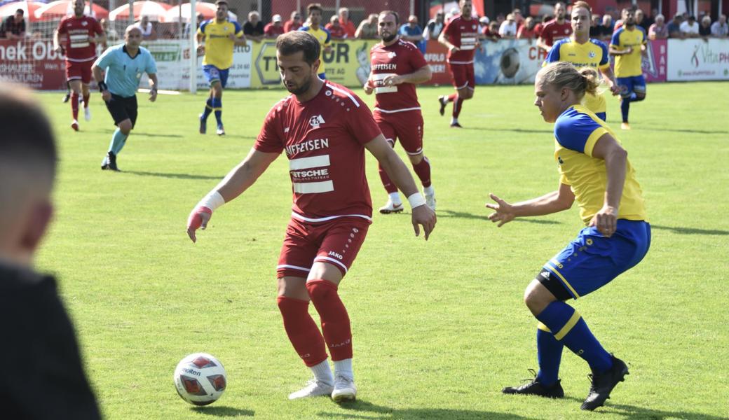 Zum Saisonauftakt trennten sich Montlingen (am Ball Valdet Istrefi) und Au-Berneck (rechts Jaro Böhrer) 0:0. Es folgte eine Saison, in der die Mittelrheintaler stets vor Montlingen lagen – auch am Ende, sie wurden als Sechste bester Rheintaler Zweitligist.