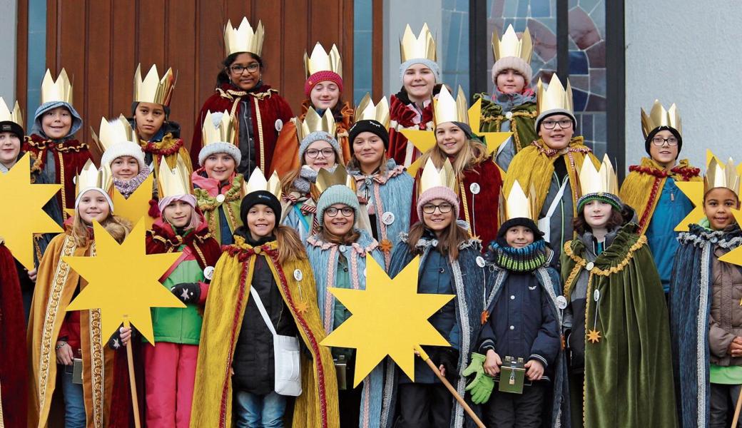 Viele kleine Königinnen und Könige waren mit ihrer Friedensbotschaft unterwegs. 