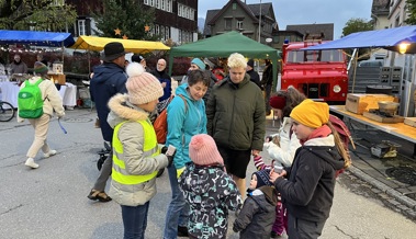 Weihnachtsmarkt zog viele Leute an - mancher Erlös wird gespendet