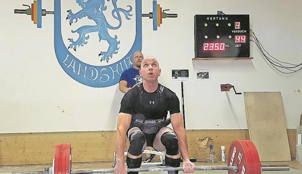 Bruno Walt schafft auch die 235 Kilos.