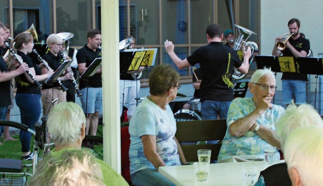 Die Bauernkapelle Oberriet unter der Leitung des Dirigenten Stefan Zeller spielte beim Altersheim Feldhof für die Bewohnerinnen und Bewohner. 