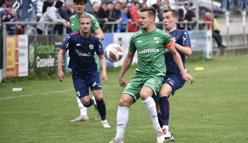 Rebsteins 1:0-Torschütze Rico Köppel schirmt den Ball vor Rheinecks Luca Müller ab. Hinten 2:0-Schütze Timon Cabezas und Manuel Baumann (in Blau).