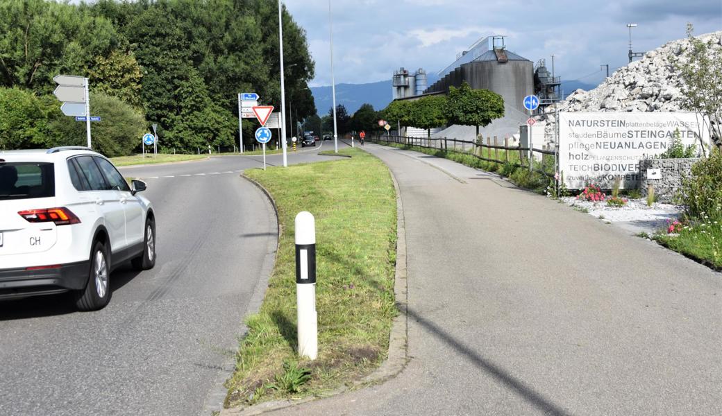 Clever gelöst: Entlang der stark befahrenen Neudorfstrasse, die Grenze und Autobahn verbindet, gibt es breite Velowege. Der Kreisel bei der Autobahneinfahrt hat sogar eine Art Bypass für Velofahrer.