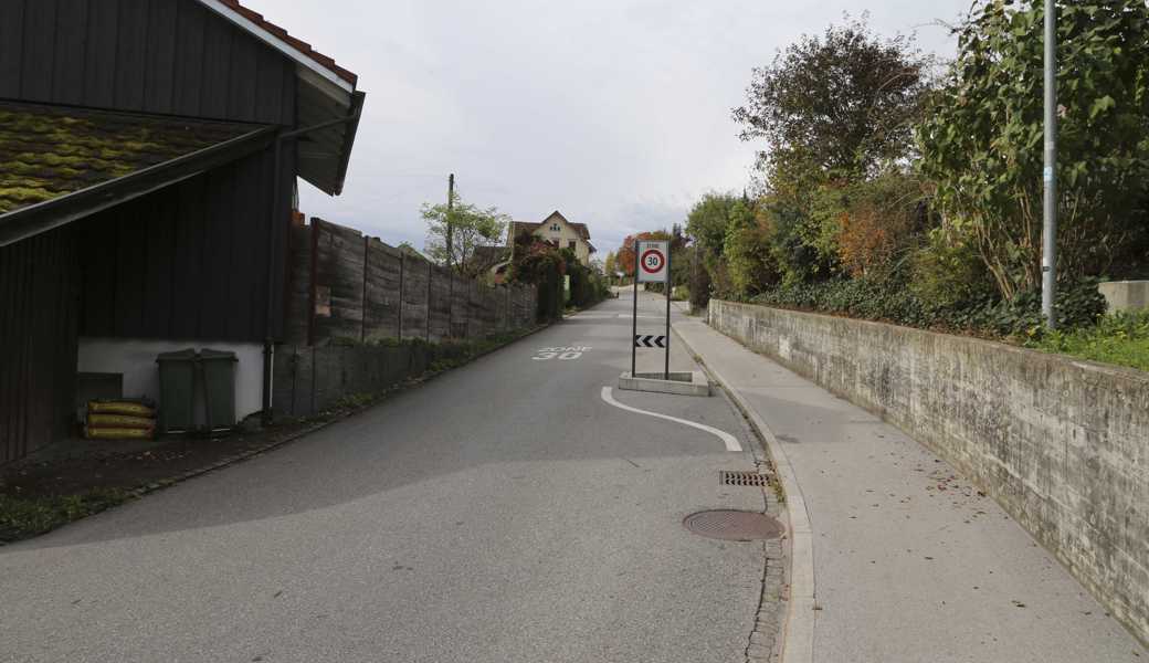 Die Verkehrsinsel in der Breitestrasse signalisiert Tempo 30. Wegen ihrer Platzierung komme es immer wieder zu gefährlichen Situationen, kritisiert ein Anwohner.